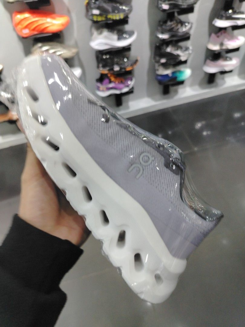 On CloudTilt (Category: Sneakers) located in Quezon City. Submitted by rvnnnnnn (Listing ID 1467683883, Image 3). Description: .