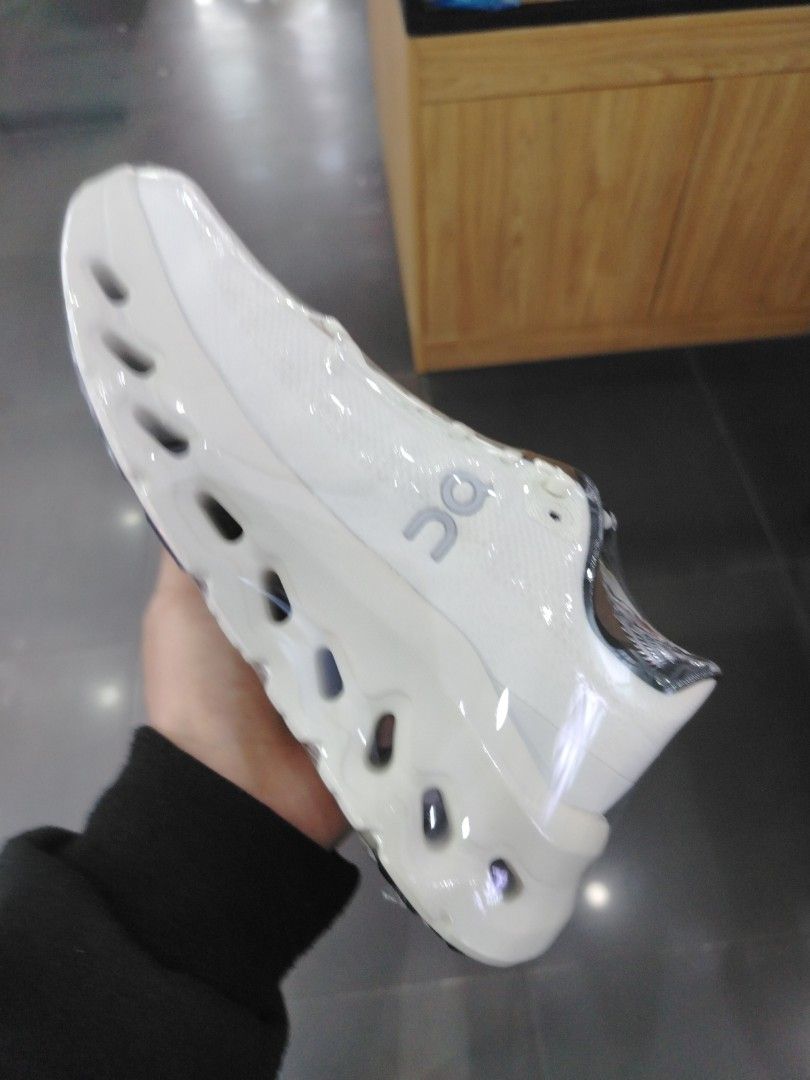 On CloudTilt (Category: Sneakers) located in Quezon City. Submitted by rvnnnnnn (Listing ID 1467684834, Image 3). Description: .