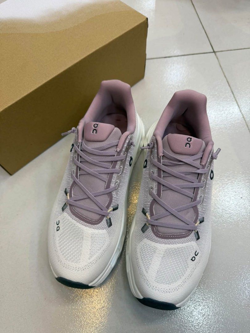 On Cloudtilt (Category: Sneakers) located in Manila. Submitted by aiman_sole5 (Listing ID 1467731542, Image 2). Description: 1️⃣8️⃣0️⃣0️⃣ - with box included Available size: 36. 37. 38. 39. 40 📍Binondo, Manila - Lalamove available (same day delivery) - JNT shipping available.