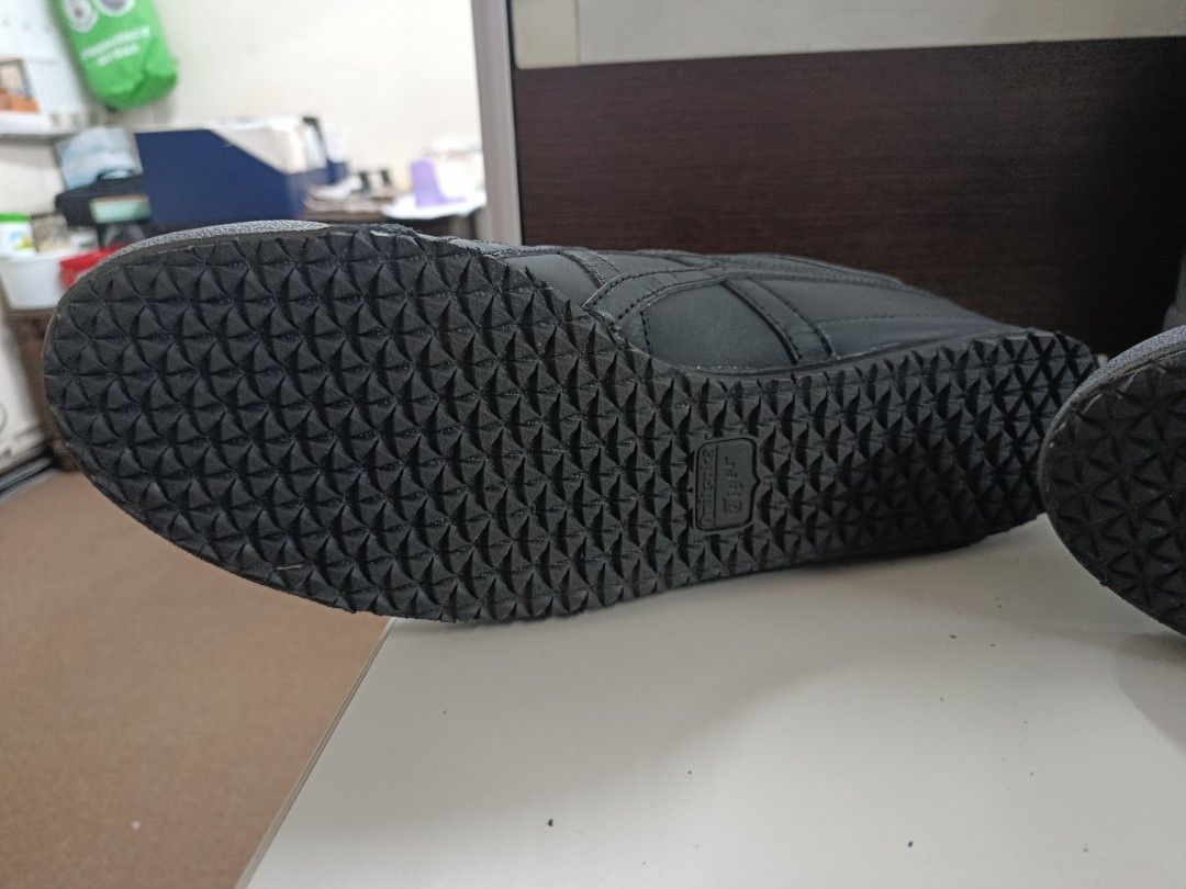 Onitsuka Tiger Black Sneakers D4J2L Size 46 (Category: Sneakers) located in Mandaluyong City. Submitted by andrew.18 (Listing ID 1467683729, Image 3). Description: - Brand: Onitsuka Tiger - Style/Model: D4J2L - Color: Classic Black Leather - Size: 29.0 cm / US 11.5 / EU 46 - Features: Standard lace-up front, textured rubber outsole for grip, clean insoles with clear branding - Origin: Made in Indonesia - Condition: Excellent, ready for everyday u