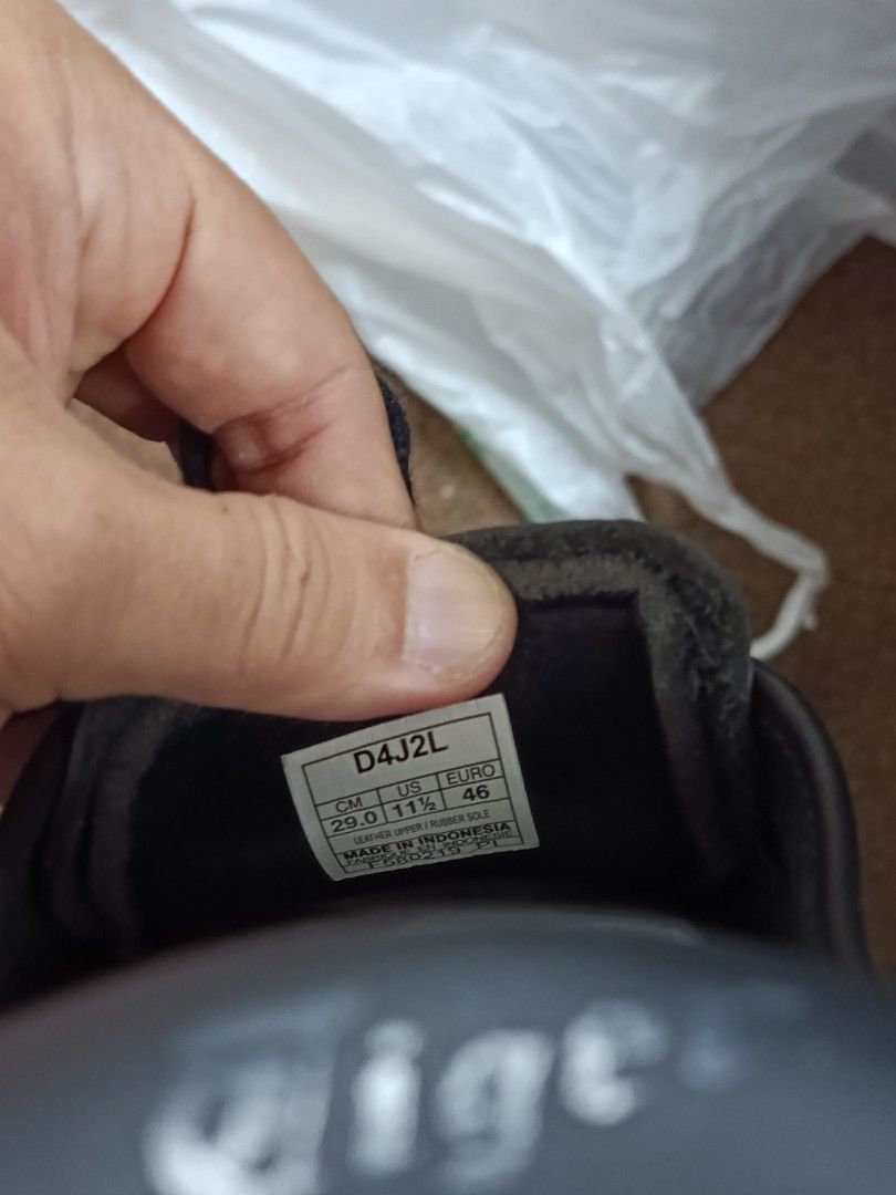 Onitsuka Tiger Black Sneakers D4J2L Size 46 (Category: Sneakers) located in Mandaluyong City. Submitted by andrew.18 (Listing ID 1467683729, Image 2). Description: - Brand: Onitsuka Tiger - Style/Model: D4J2L - Color: Classic Black Leather - Size: 29.0 cm / US 11.5 / EU 46 - Features: Standard lace-up front, textured rubber outsole for grip, clean insoles with clear branding - Origin: Made in Indonesia - Condition: Excellent, ready for everyday u