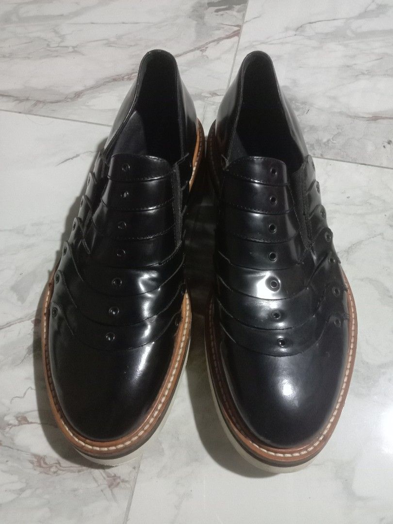 Orig CESARE PACIOTTI slip-on derby (Category: Casual Shoes) located in Baguio. Submitted by oliviapreloved100620 (Listing ID 1467605087, Image 1). Description: Fit size 8 mens.