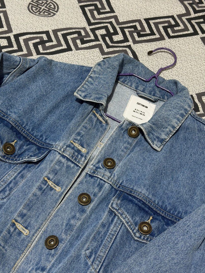 Original Oversized Cotton On Blue Denim Jacket Size 8 AU (Category: Coats, Jackets and Outerwear) located in Valenzuela. Submitted by ellapsl (Listing ID 1467724059, Image 2). Description: - Brand: Cotton On - Color: Classic medium wash blue - Size: 8 AU / 4 US / 36 EU - Design: Button-up front with metallic buttons, dual chest pockets, and side pockets - Style: Timeless layering piece that pairs effortlessly with tees and hoodies - Condition: Ex