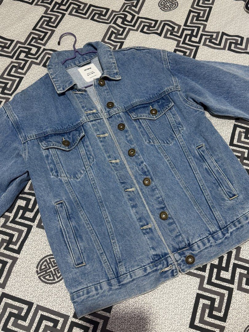Original Oversized Cotton On Blue Denim Jacket Size 8 AU (Category: Coats, Jackets and Outerwear) located in Valenzuela. Submitted by ellapsl (Listing ID 1467724059, Image 1). Description: - Brand: Cotton On - Color: Classic medium wash blue - Size: 8 AU / 4 US / 36 EU - Design: Button-up front with metallic buttons, dual chest pockets, and side pockets - Style: Timeless layering piece that pairs effortlessly with tees and hoodies - Condition: Ex
