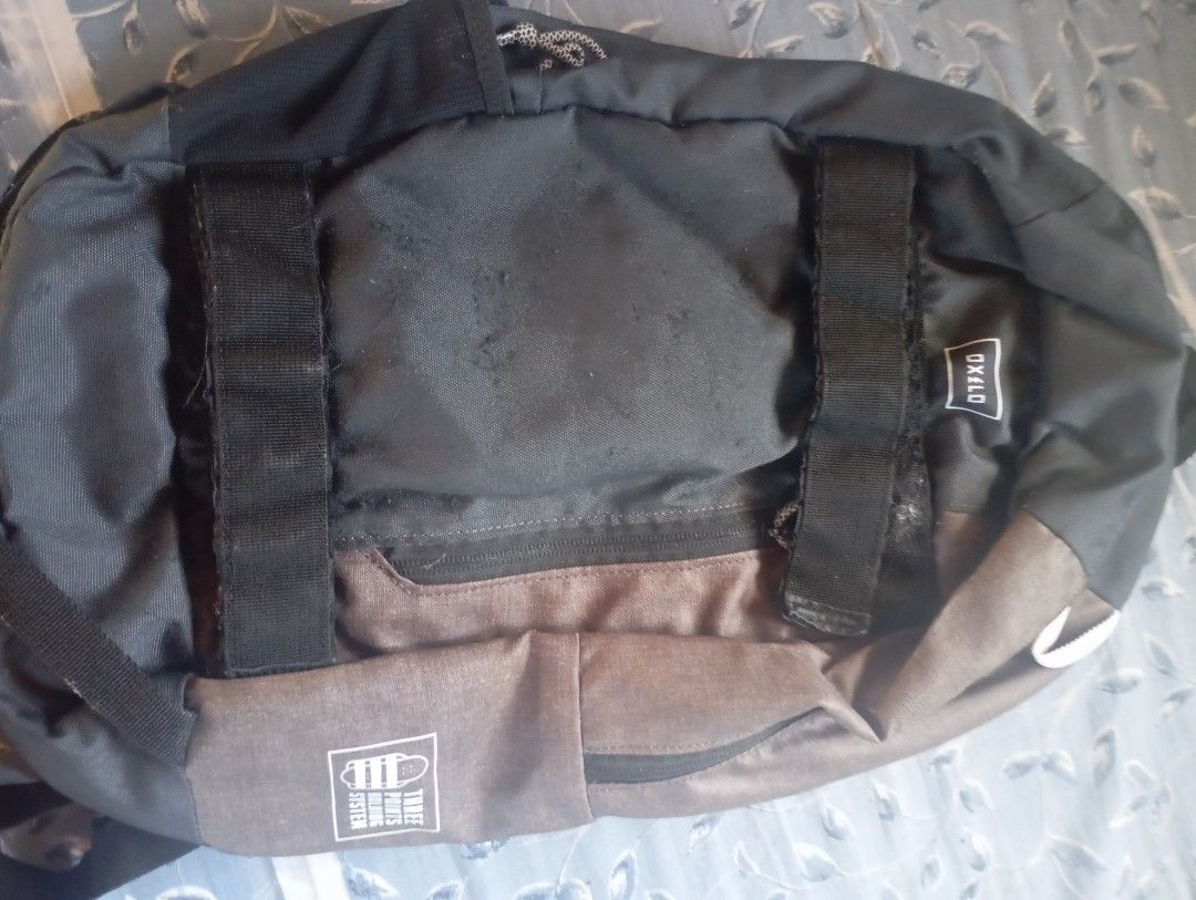 Oxelo Skateboard Backpack Three Points Holding System (Category: Backpacks) located in Valenzuela. Submitted by hyrotitania (Listing ID 1467724091, Image 1). Description: Oxelo Skateboard backpack in black and brown. scuffed outside but inside is in good condition.