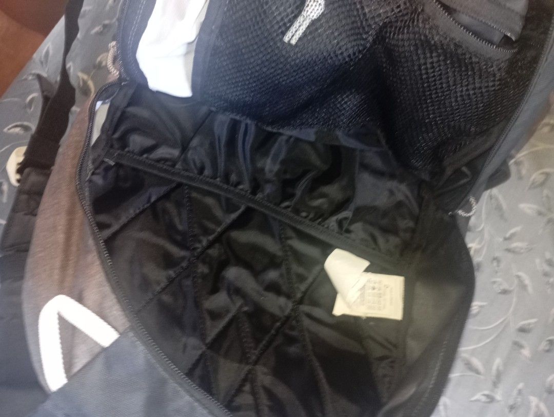 Oxelo Skateboard Backpack Three Points Holding System (Category: Backpacks) located in Valenzuela. Submitted by hyrotitania (Listing ID 1467724091, Image 2). Description: Oxelo Skateboard backpack in black and brown. scuffed outside but inside is in good condition.