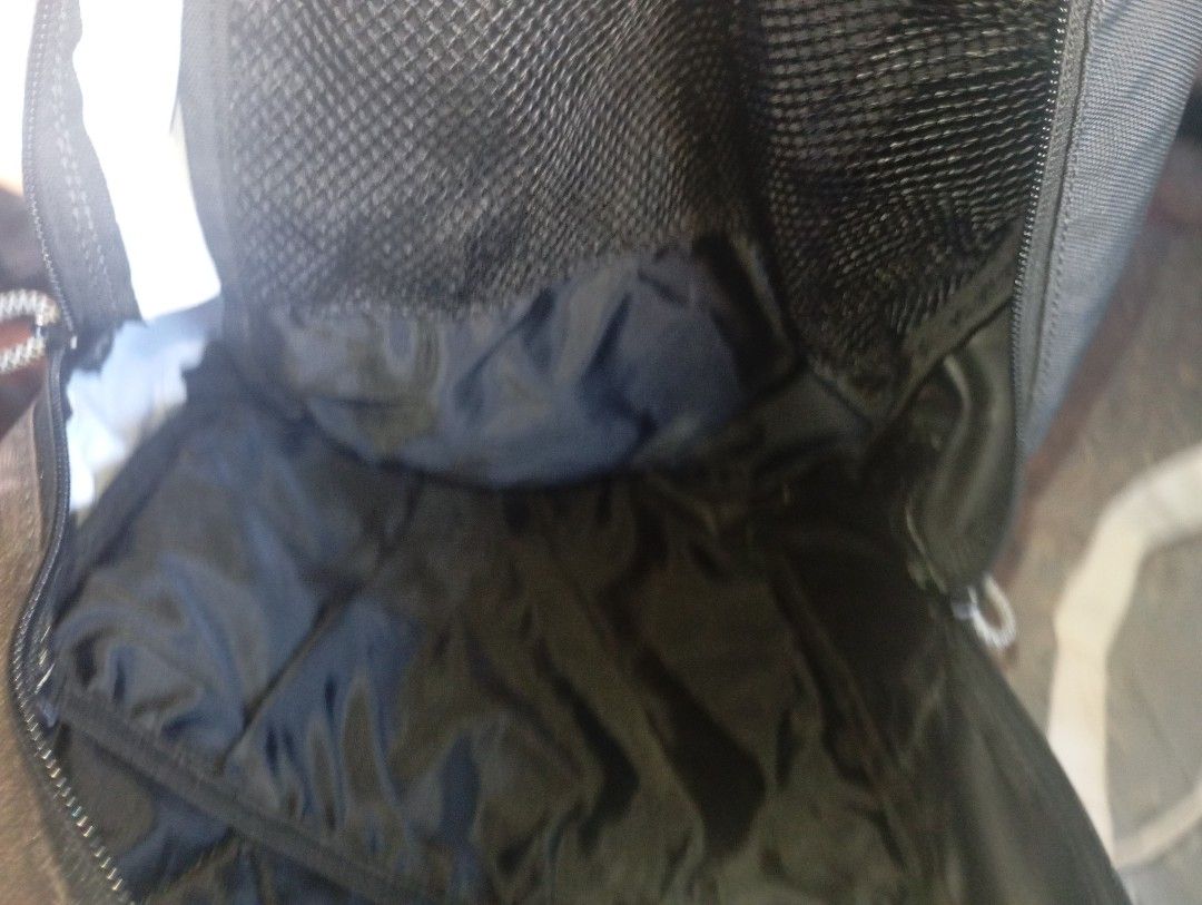 Oxelo Skateboard Backpack Three Points Holding System (Category: Backpacks) located in Valenzuela. Submitted by hyrotitania (Listing ID 1467724091, Image 3). Description: Oxelo Skateboard backpack in black and brown. scuffed outside but inside is in good condition.