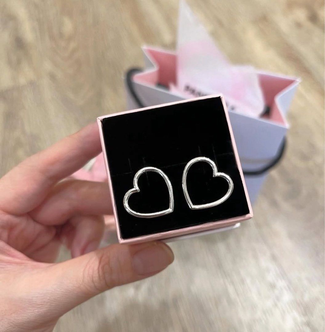 Pandora Front-facing Heart Stud Earrings (Category: Earrings) located in Santa Rosa. Submitted by love.jewels (Listing ID 1467762989, Image 1). Description: .