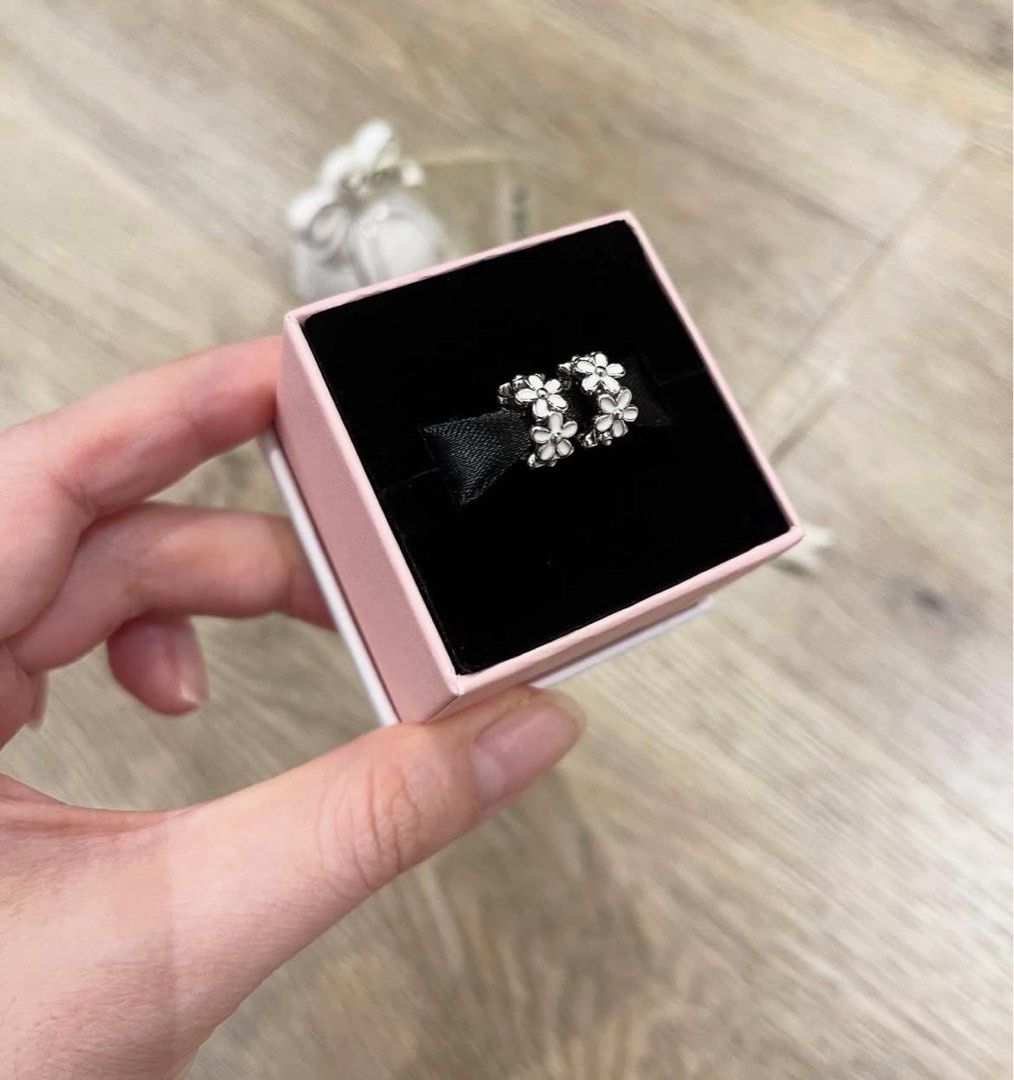 Pandora White Daisy Flower Spacer Charm (Category: Rings) located in Santa Rosa. Submitted by love.jewels (Listing ID 1467753967, Image 2). Description: .