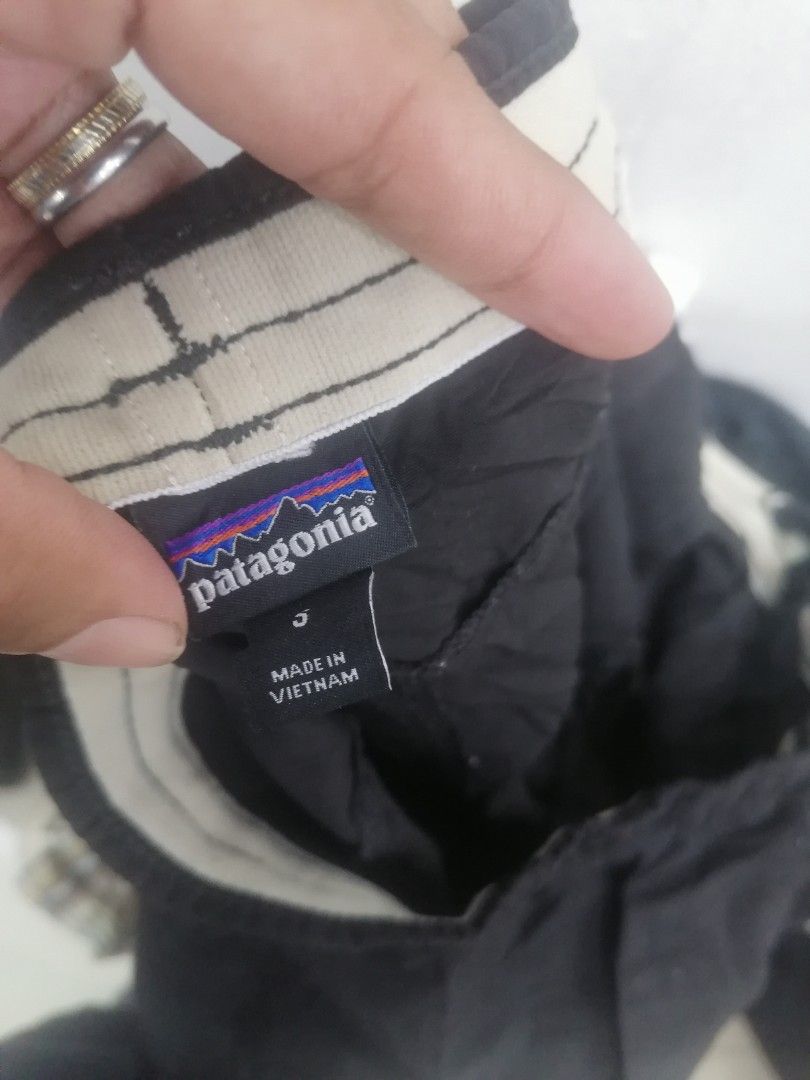 Patagonia (Category: Shorts) located in San Carlos City. Submitted by apyogone (Listing ID 1467708708, Image 3). Description: Patagonia nylon Excellent condition Color rate 9.9 Waistline 34 Length 14.