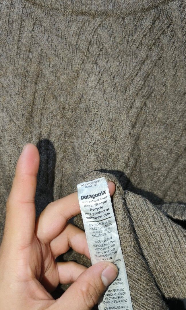 PATAGONIA KNITTED WOOL BLEND (Category: Coats, Jackets and Outerwear) located in Makati City. Submitted by updownthrift (Listing ID 1467622631, Image 3). Description: NO ISSUE NEED WASH.