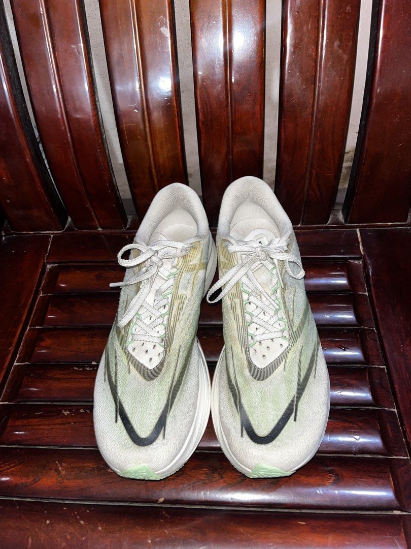 PEAK UP30 5.0 (Category: Sneakers) located in Quezon City. Submitted by mashkit (Listing ID 1467794542, Image 3). Description: - Brand: PEAK UP30 running shoes - Color: White and green gradient - Upper: Lightweight mesh with padded collar and lace-up closure - Sole: Thick cushioned sole with black and green traction pattern - Condition: Clean uppers with minimal wear on the outer soles - Best for: Daily training or race days.