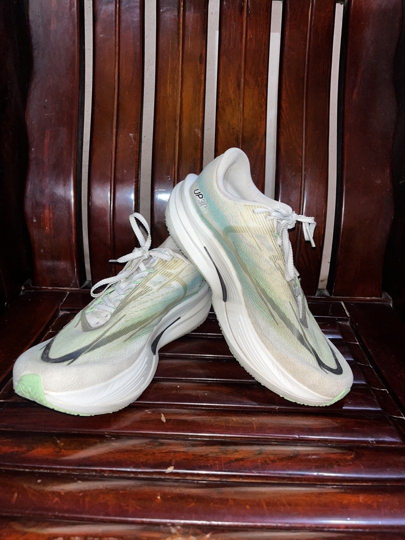PEAK UP30 5.0 (Category: Sneakers) located in Quezon City. Submitted by mashkit (Listing ID 1467794542, Image 2). Description: - Brand: PEAK UP30 running shoes - Color: White and green gradient - Upper: Lightweight mesh with padded collar and lace-up closure - Sole: Thick cushioned sole with black and green traction pattern - Condition: Clean uppers with minimal wear on the outer soles - Best for: Daily training or race days.