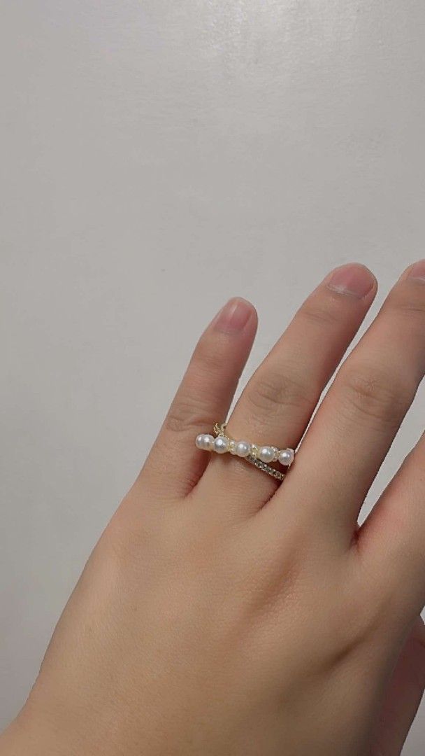 Pearl and crystal ring set gold and silver tones (Category: Rings) located in Manila. Submitted by princessfarrah_30 (Listing ID 1467786771, Image 2). Description: - Variety of stunning pearl rings for stackable everyday wear or special occasions - Features multi-pearl bands with sparkling rhinestone accents and single large statement pearls - Available in eye-catching peach and purple pearl tones - Offered in both versatile silver and gold band 