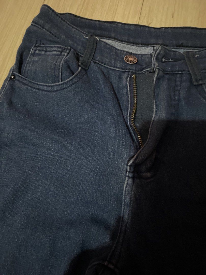 Penshoppe Denim Jeans Blue (Category: Jeans) located in Tanauan. Submitted by rie098 (Listing ID 1467761474, Image 2). Description: - Color: Dark blue wash - Style: Mid-rise with button and zipper fly - Fit: Slight flare cut at the leg opening - Condition: Excellent everyday casual wear.