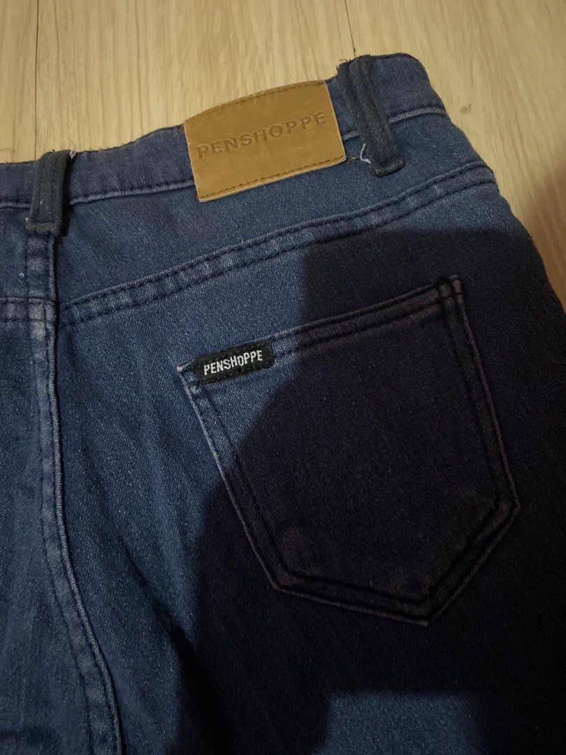 Penshoppe Denim Jeans Blue (Category: Jeans) located in Tanauan. Submitted by rie098 (Listing ID 1467761474, Image 3). Description: - Color: Dark blue wash - Style: Mid-rise with button and zipper fly - Fit: Slight flare cut at the leg opening - Condition: Excellent everyday casual wear.