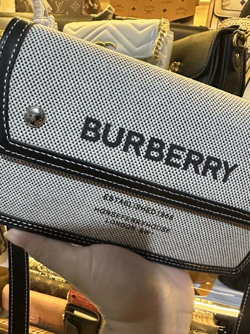 Phone Bag (Category: Cross-body Bags) located in Binmaley. Submitted by amayscollections (Listing ID 1467748485, Image 2). Description: Bürb3rry Orig quality pure canvas material ganda ganda nyan ses with box and dustbag na din for only: ₱ 699+sf payment first ₱769+sf cash on delivery.