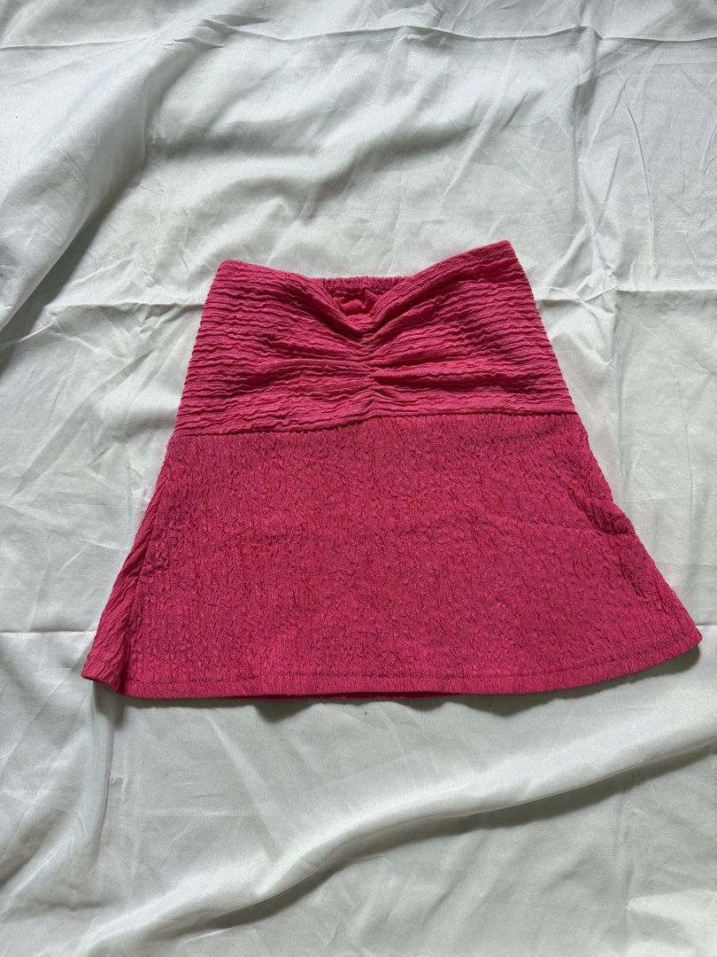 Pink textured tube top (Category: Skirts) located in Las Pinas. Submitted by ann.co. (Listing ID 1467678063, Image 1). Description: - Colour: Vibrant bright pink - Material: Textured, highly stretchy fabric (pulls on easily) .