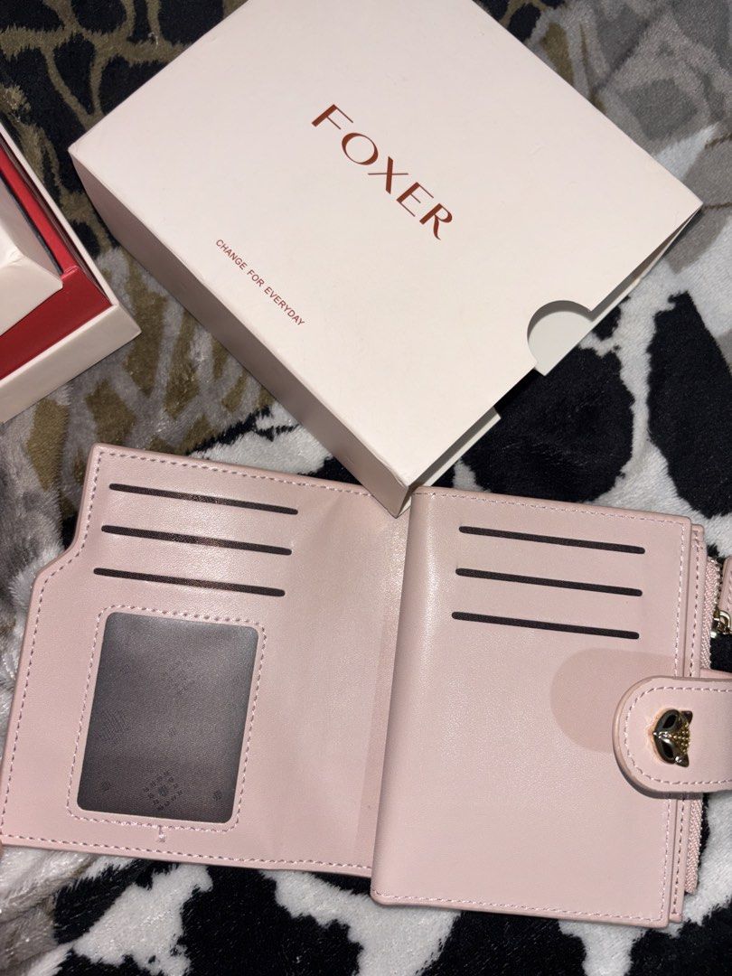 Pink Wallet (Category: Wallets & Card holders) located in Taguig. Submitted by geminicvnt14 (Listing ID 1467629381, Image 3). Description: - with box - good condition - preloved wallet - synthetic leather .