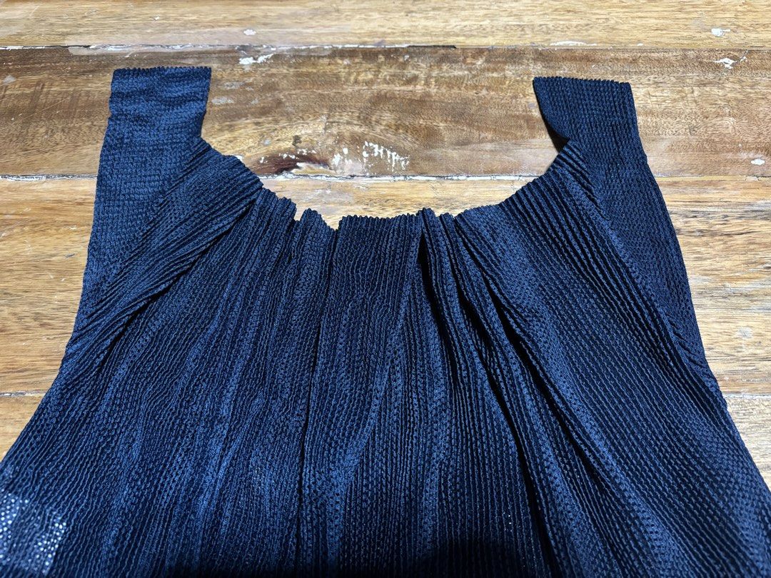 Pleats please bolero type/style (Category: Longsleeves) located in Cagayan de Oro. Submitted by kirkwax_4 (Listing ID 1467772385, Image 2). Description: Pleats please bolero/cardigan style Small-large (freesize stretchy) Goodasnew No issue 5.8k.