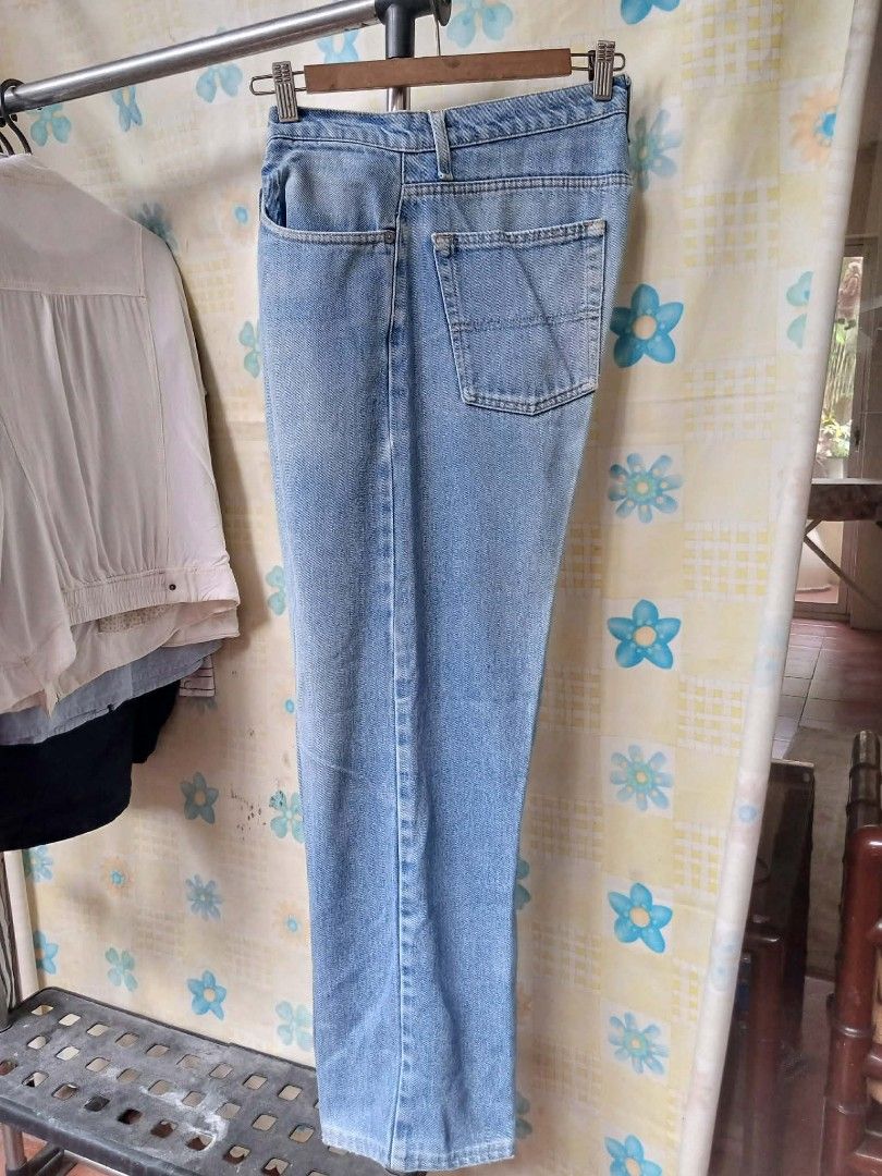 Ralph Lauren denim pants (Category: Jeans) located in Pasig City. Submitted by rjkfindsofficial (Listing ID 1467632203, Image 3). Description: -Brand: Polo Jeans Company by Ralph Lauren -Men's / Unisex -Size: 34x34 (Classic fit) -Light wash denim, 100% cotton -Made in Mexico -Leather flag patch (RL) -Vintage 90s/Y2K style, relaxed straight cut -Pre-loved, in good vintage condition -Natural fading and slight wear at the hems (see photos).