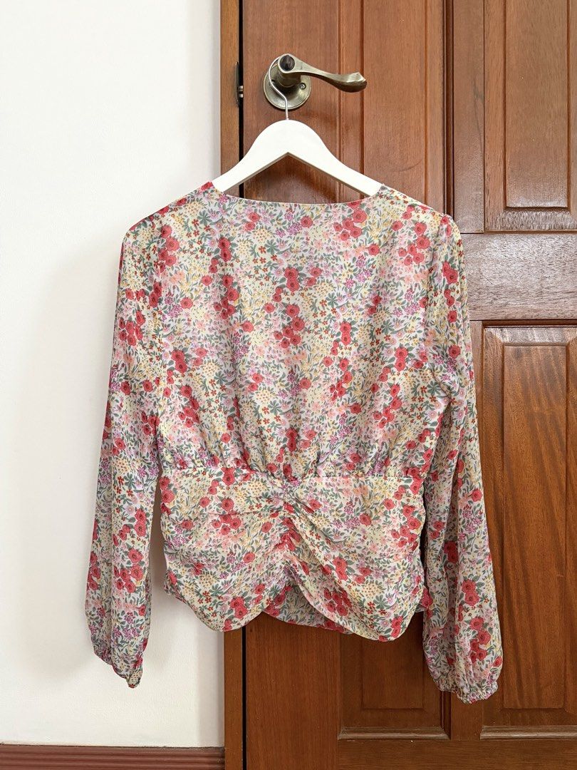 Pomelo Floral Overlap V-Neck Top (Category: Blouses) located in Paranaque City. Submitted by consciouscleanout (Listing ID 1467735505, Image 2). Description: .