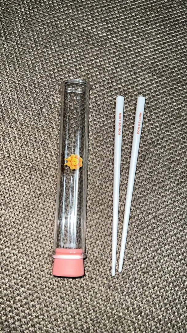 Pon De Lion Chopsticks with Storage Case (Category: Dinnerware & Cutlery) located in Guiguinto. Submitted by ambershelb75728 (Listing ID 1467803750, Image 3). Description: - Official Mister Donut Pon De Lion merchandise - Includes branded white chopsticks and clear cylindrical carrying case - Features cute Pon De Lion mascot design - Comes with a pink base cap to hold chopsticks upright - Great for collectors or everyday lunch use - Brand new and