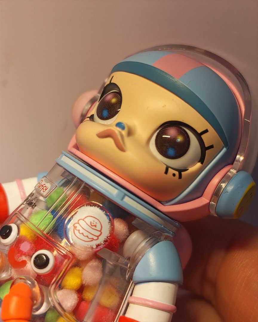 PopMart Space Molly Jon Burgerman figure 100% (Category: Designer & Blind Box Toys) located in Quezon City. Submitted by destashingme (Listing ID 1467712440, Image 2). Description: can we just appreciate how nice and colorful this piece is? comes with the fuzzy head cover. figure belongs to series 4 napipilitan akong isulat na 100% ang size neto kasi naman...yung mga nagtatanong...wala pang 1000 pesos pero expectations nakapeg sa 400% ang size. .