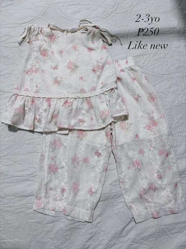Preloved for 2-3 yrs old (Category: Babies & Kids Fashion) located in Quezon City. Submitted by apolcat (Listing ID 1467654343, Image 2). Description: Long-sleeve dress from H&M, covered in colorful flowers. Ruffles around the collar and shoulders. Button closure at the back neck area. Size fits toddlers around 1 to 2 years old, or EU 92. Fabric is lightweight and comfortable. Clean condition overall, no obvious flaws..