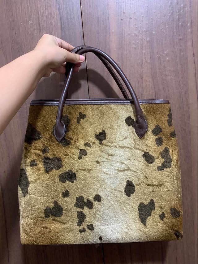 preloved Yuki Tori handbag (Category: Shoulder Bags) located in Manila. Submitted by clevercat_9739eb (Listing ID 1467639357, Image 1). Description: with visible peeling on handles due to use & storage (see photos) but still sturdy and usable ⭐️⭐️ price is negotiable, just send a pm! *authenticity not guaranteed.
