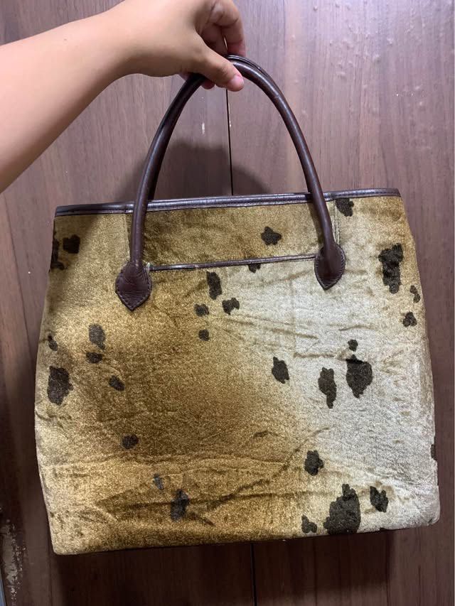 preloved Yuki Tori handbag (Category: Shoulder Bags) located in Manila. Submitted by clevercat_9739eb (Listing ID 1467639357, Image 3). Description: with visible peeling on handles due to use & storage (see photos) but still sturdy and usable ⭐️⭐️ price is negotiable, just send a pm! *authenticity not guaranteed.