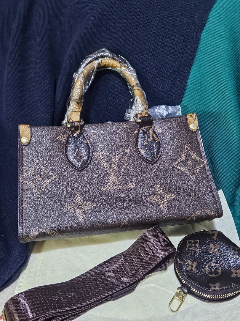 Premium Bags (Category: Cross-body Bags) located in Caloocan City. Submitted by gracevaultin (Listing ID 1467679146, Image 3). Description: .