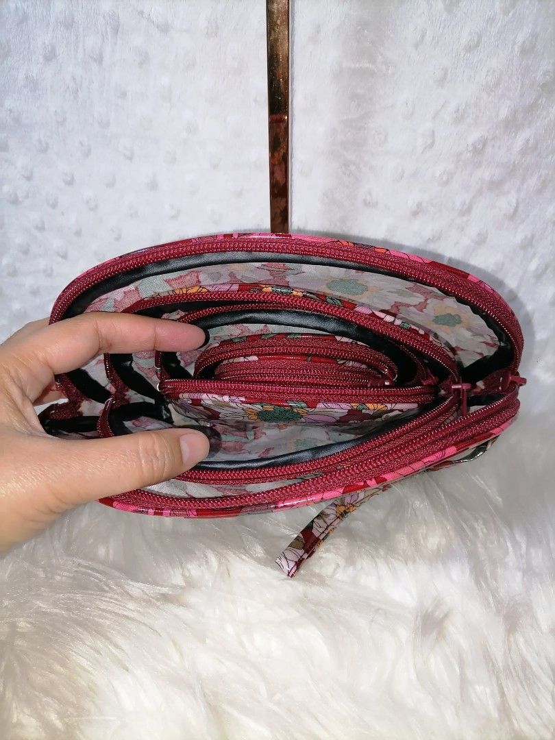 Pretty Maroon Pouch Set (Category: Purses & Pouches) located in Butuan. Submitted by az-branded.items (Listing ID 1467734542, Image 3). Description: Set of 5 Waterproof Authentic item From Japan.