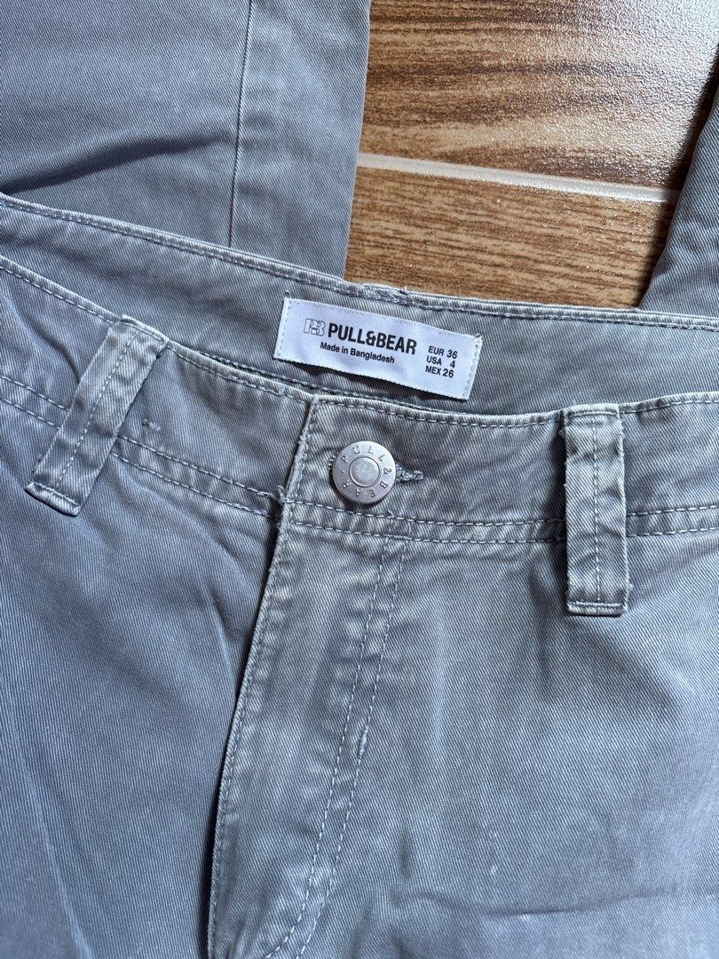 Pull & Bear Cargo Pants Grey EUR 36 USA 4 (Category: Jeans) located in Manila. Submitted by _foryou (Listing ID 1467672620, Image 3). Description: dm for when worn! used only once.