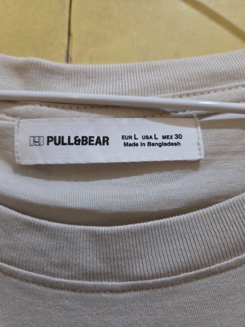 Pull & Bear Celestial Graphic Tee in Beige/Ecru (Size L) (Category: Shirts) located in Paranaque City. Submitted by mauandchelliedeclutters (Listing ID 1467838046, Image 2). Description: ​Brand: Pull&Bear ​Size: Large (EUR L / USA L / MEX 30) ​Fit: Relaxed / Regular to Oversized Fit ​Color: Ecru / Beige RFS: Someone in the fam got hospitalized, need funds. please dont haggle too low :( ​Deal & Shipping Details: ​Delivery: Lalamove / Grab / J&T (S
