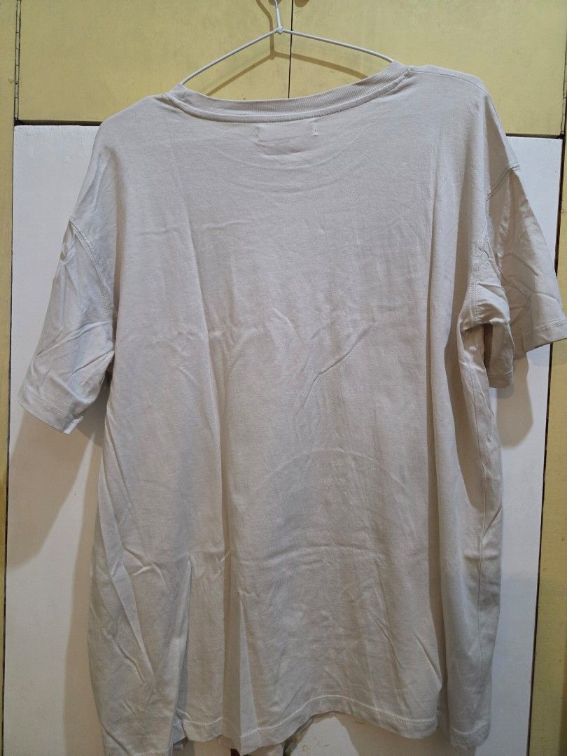 Pull & Bear Celestial Graphic Tee in Beige/Ecru (Size L) (Category: Shirts) located in Paranaque City. Submitted by mauandchelliedeclutters (Listing ID 1467838046, Image 3). Description: ​Brand: Pull&Bear ​Size: Large (EUR L / USA L / MEX 30) ​Fit: Relaxed / Regular to Oversized Fit ​Color: Ecru / Beige RFS: Someone in the fam got hospitalized, need funds. please dont haggle too low :( ​Deal & Shipping Details: ​Delivery: Lalamove / Grab / J&T (S