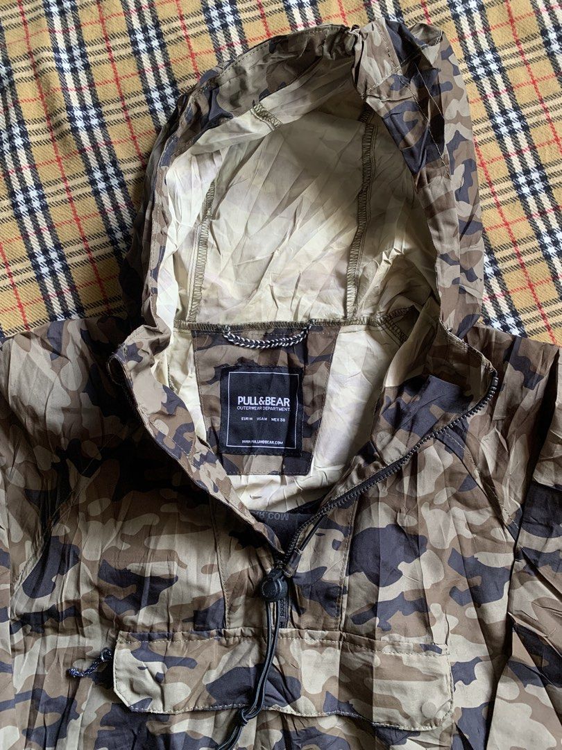 Pull and bear Camo packable windbreaker (Category: Coats, Jackets and Outerwear) located in Claveria. Submitted by plasticcase__ (Listing ID 1467611629, Image 3). Description: Bnew condi.