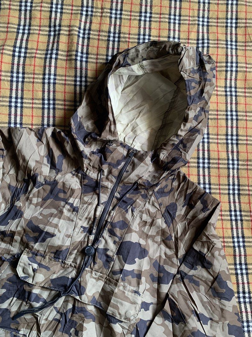 Pull and bear Camo packable windbreaker (Category: Coats, Jackets and Outerwear) located in Claveria. Submitted by plasticcase__ (Listing ID 1467611629, Image 2). Description: Bnew condi.