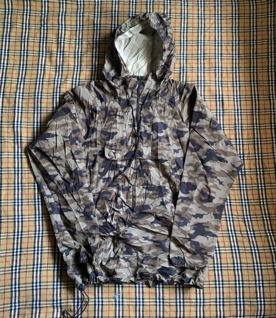 Pull and bear Camo packable windbreaker (Category: Coats, Jackets and Outerwear) located in Claveria. Submitted by plasticcase__ (Listing ID 1467611629, Image 1). Description: Bnew condi.