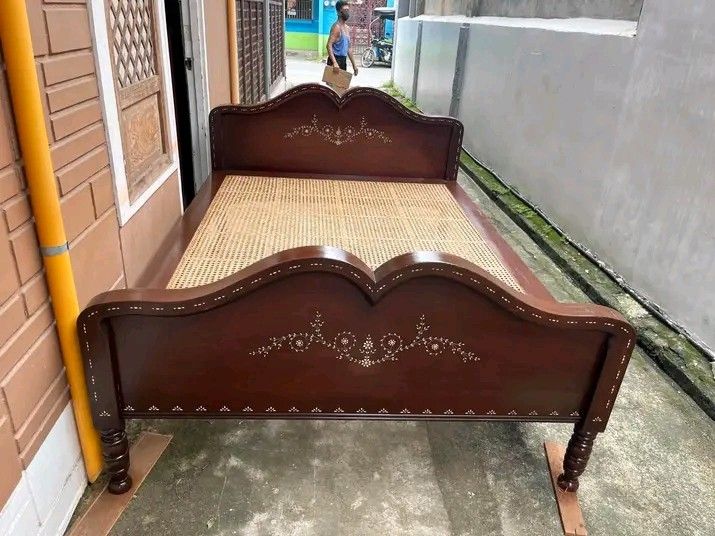 Queen Bed de solihiya ❤❤❤ (Category: Bed Frames & Mattresses) located in Manila. Submitted by carmelites36250 (Listing ID 1467637352, Image 1). Description: #forsale Solid narra bone inlay Price-32, 000 ✅✅✅ 📐 Dimensions (Mattress Size): • Size: Queen • Length: 75” • Width: 60” 📍 Pm me ☎☎☎☎ 🚚 Shipping at buyer’s expense ❌ No COD.