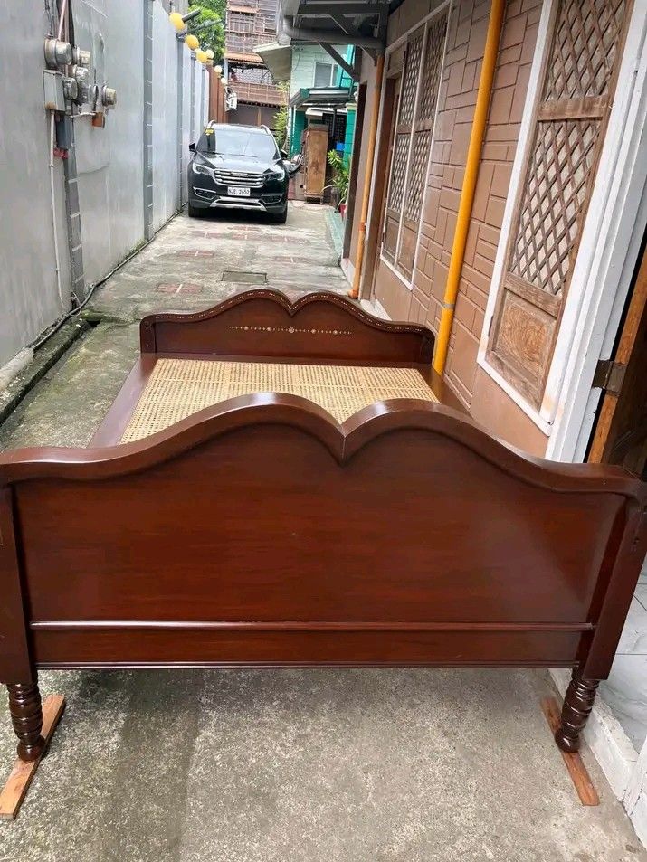 Queen Bed de solihiya ❤❤❤ (Category: Bed Frames & Mattresses) located in Manila. Submitted by carmelites36250 (Listing ID 1467637352, Image 3). Description: #forsale Solid narra bone inlay Price-32, 000 ✅✅✅ 📐 Dimensions (Mattress Size): • Size: Queen • Length: 75” • Width: 60” 📍 Pm me ☎☎☎☎ 🚚 Shipping at buyer’s expense ❌ No COD.