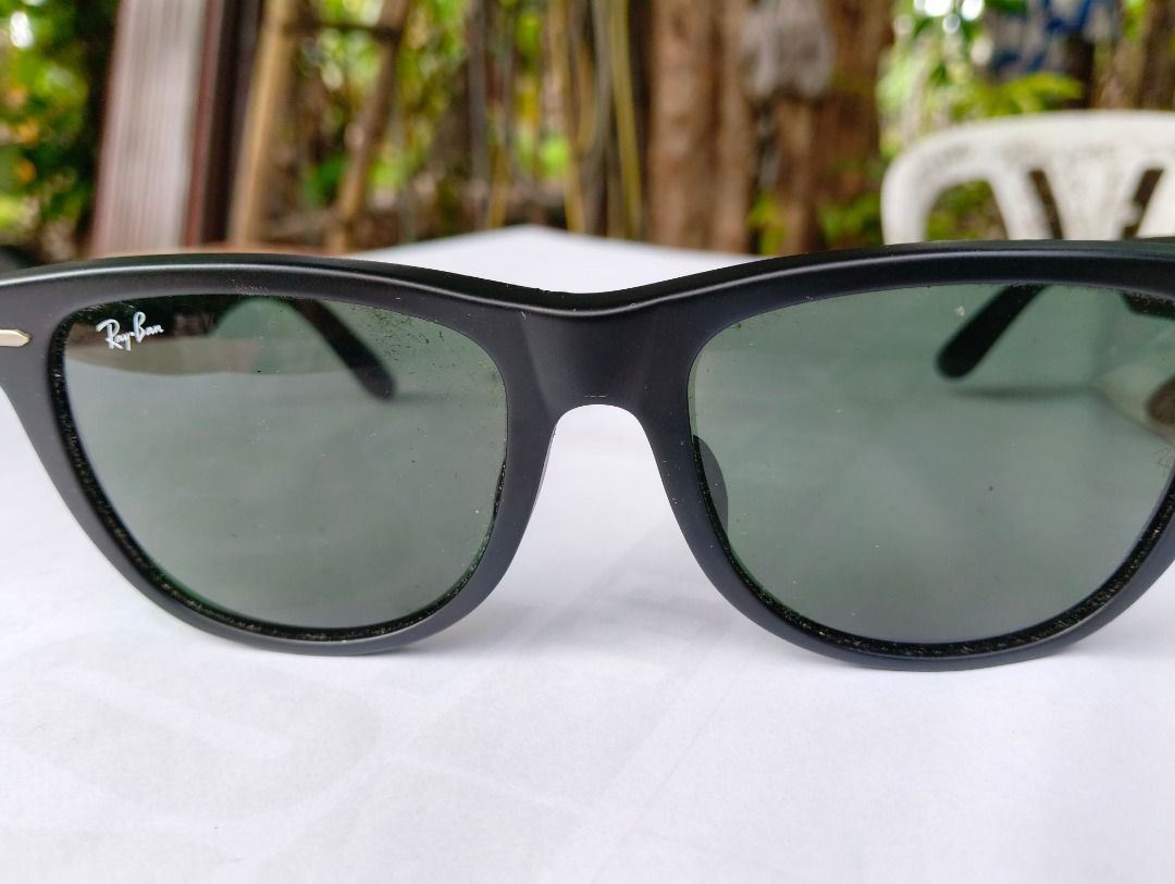 Ray-Ban Wayfarer Black Sunglasses (Category: Sunglasses & Eyewear) located in Medina. Submitted by keenowl_f02969 (Listing ID 1467662124, Image 1). Description: - Brand: Ray-Ban - Model: Wayfarer - Frame: Matte black - Lenses: Dark green with signature logo - Details: Sturdy build with metal hinges and iconic branding on arms - Inclusions: Original green storage case - Condition: Timeless everyday accessory.