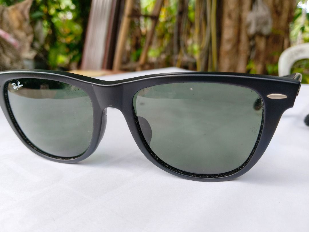 Ray-Ban Wayfarer Black Sunglasses (Category: Sunglasses & Eyewear) located in Medina. Submitted by keenowl_f02969 (Listing ID 1467662124, Image 2). Description: - Brand: Ray-Ban - Model: Wayfarer - Frame: Matte black - Lenses: Dark green with signature logo - Details: Sturdy build with metal hinges and iconic branding on arms - Inclusions: Original green storage case - Condition: Timeless everyday accessory.