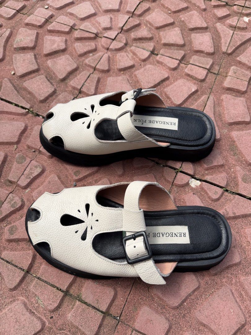 Renegade Folk Figures Chunky Mules (Category: Slippers and slides) located in Baguio. Submitted by xvinovember (Listing ID 1465669597, Image 3). Description: Size 6 No box Fixed price.