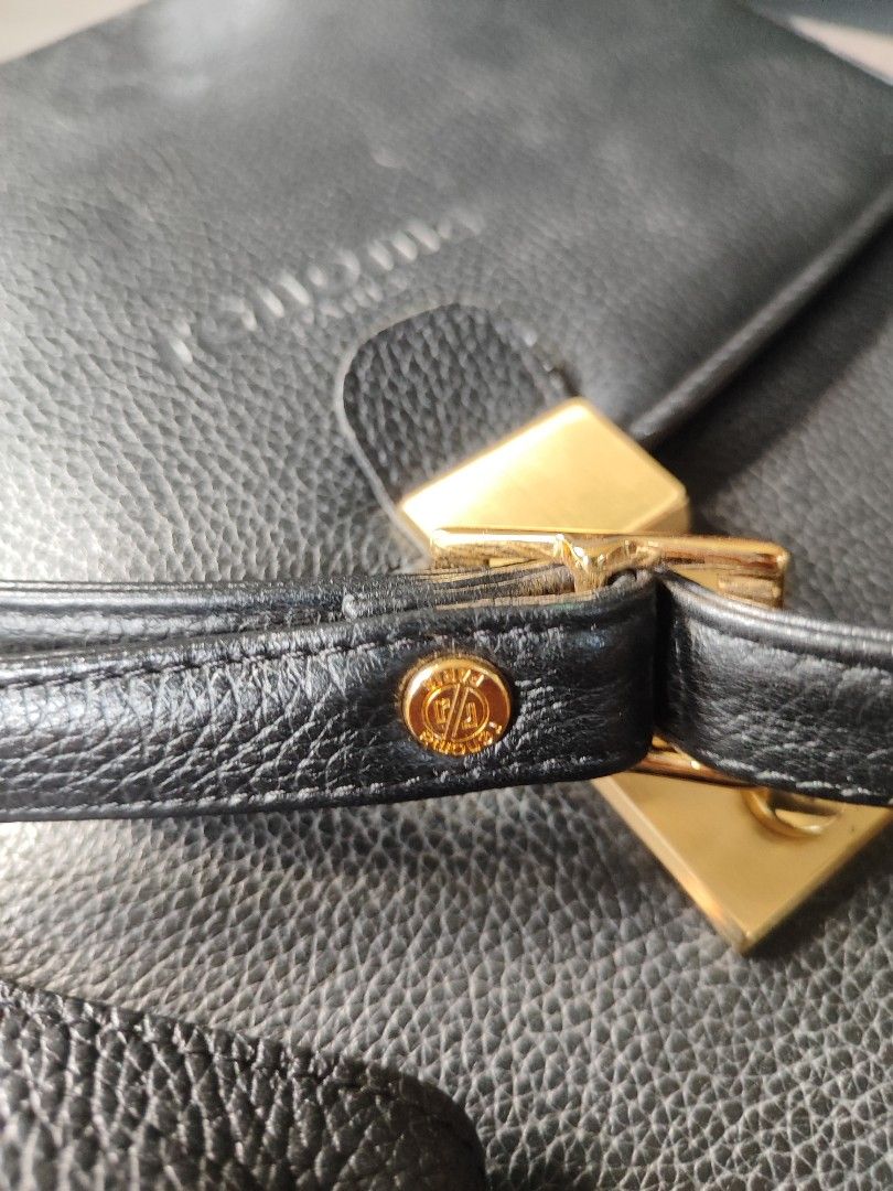 Renoma bag (Category: Luxury Bags & Wallets) located in Consolacion. Submitted by apoor_nursingstudent (Listing ID 1467665643, Image 3). Description: Renoma ukay find. Declared off. minor leather chips sa ubos. working lock mechanisms. bawal sa maarte 🤭.