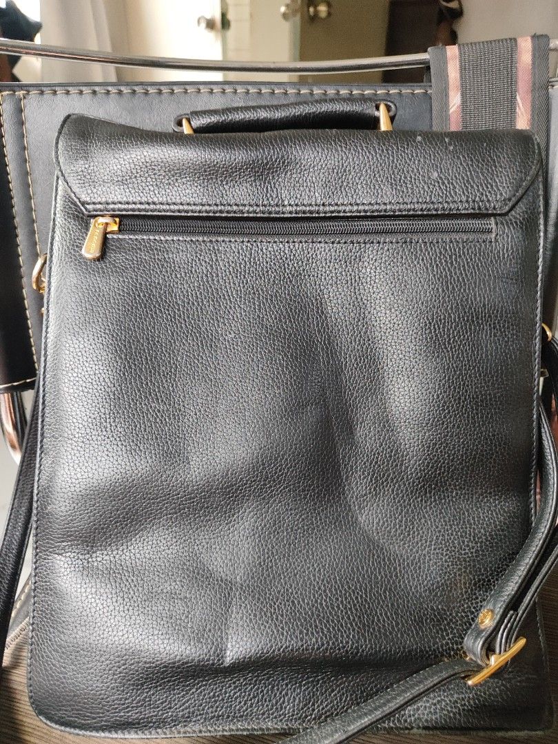 Renoma bag (Category: Luxury Bags & Wallets) located in Consolacion. Submitted by apoor_nursingstudent (Listing ID 1467665643, Image 2). Description: Renoma ukay find. Declared off. minor leather chips sa ubos. working lock mechanisms. bawal sa maarte 🤭.