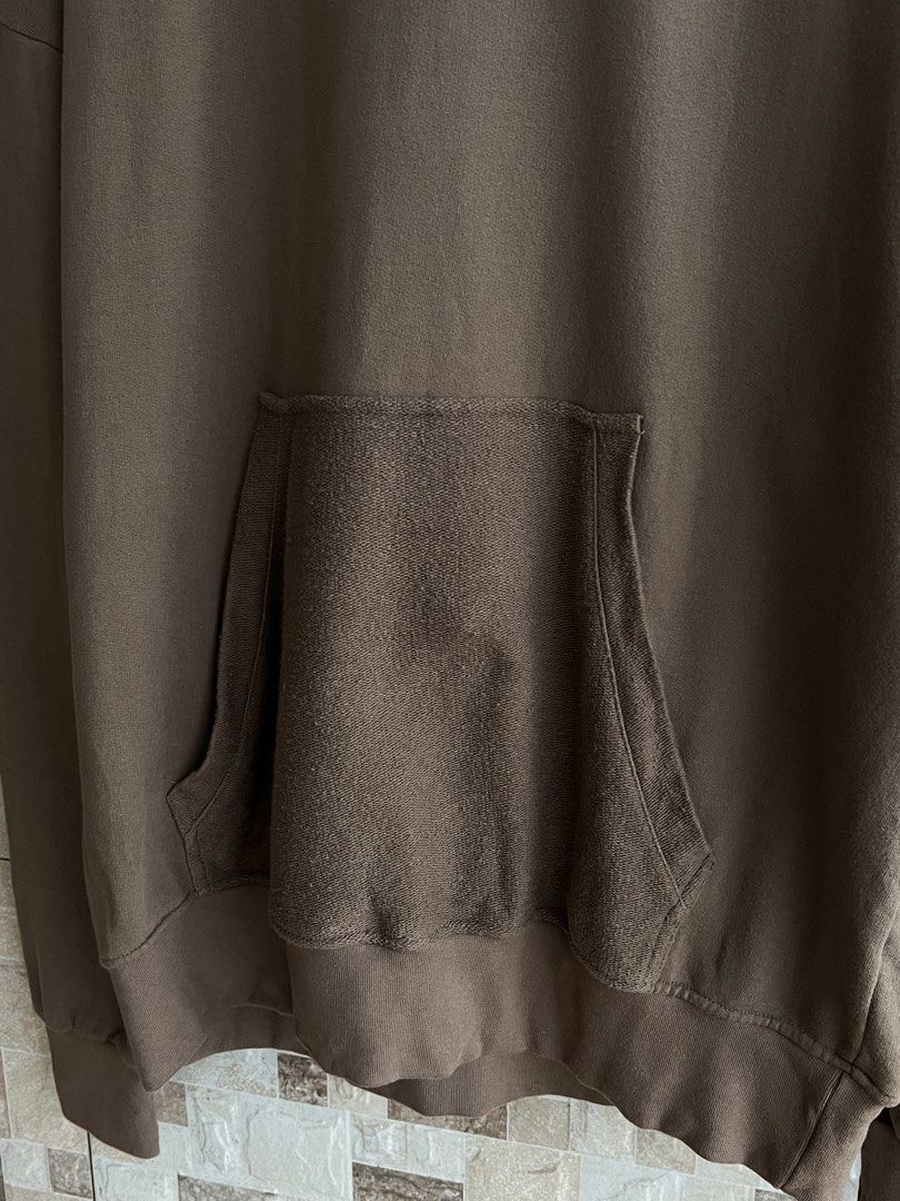 REPRESENT - “ MIX TEXTURE FABRIC “ DESIGN OVERSIZE PULL OVER HOODIE (Category: Coats, Jackets and Outerwear) located in Bacolod City. Submitted by timelessbyjosh (Listing ID 1467697996, Image 2). Description: SIZE : LARGE ACTUAL COLOR : BROWN COLOR RATE : 9. 5 OUT OF 10 CONDITION : EXCELLENT MATERIAL : 100 % COTTON MADE IN : ENGLAND FLAWS : NONE DIMENSIONS LENGTH - 31 WIDTH ( ARMPIT TO ARMPIT ) - 26. 5 SHOULDER TO SHOULDER - 29 SLEEVE LENGTH ( AR