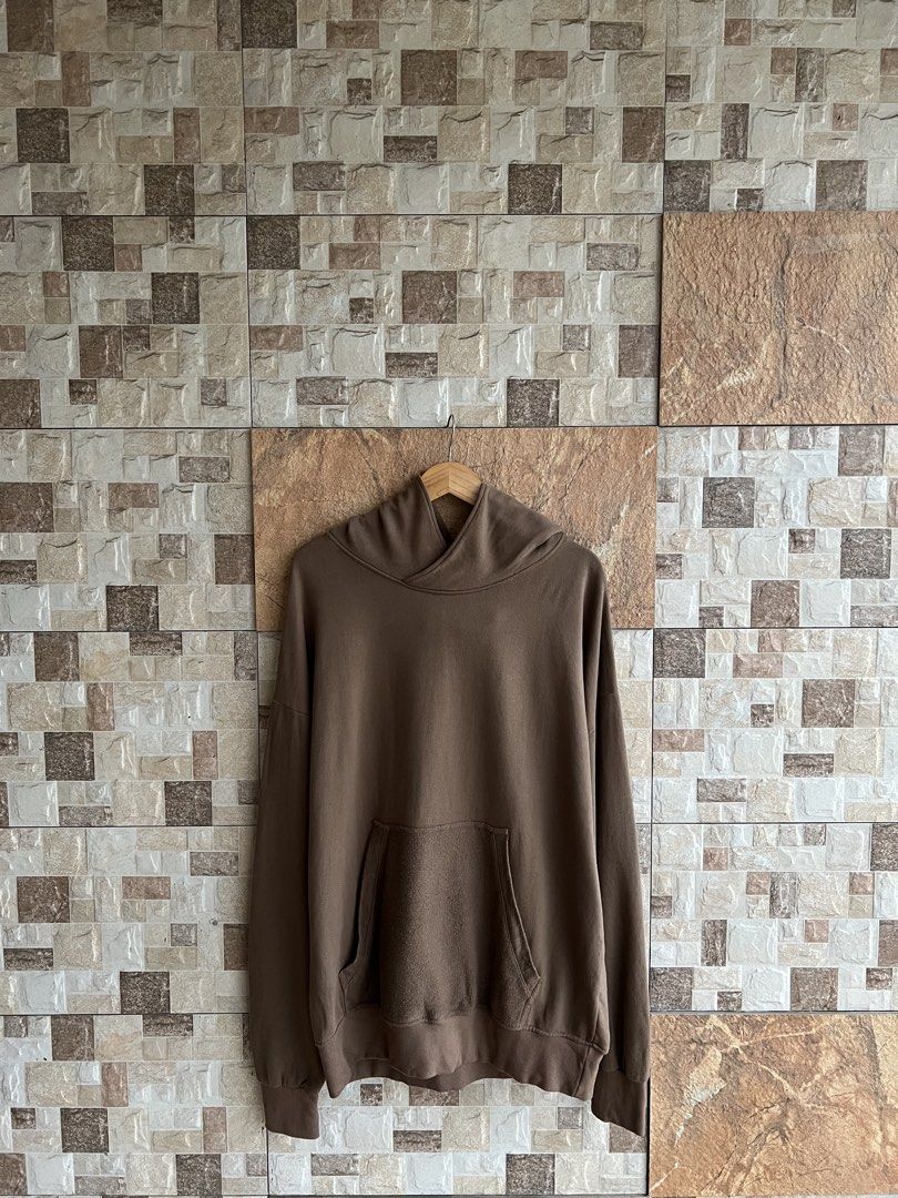 REPRESENT - “ MIX TEXTURE FABRIC “ DESIGN OVERSIZE PULL OVER HOODIE (Category: Coats, Jackets and Outerwear) located in Bacolod City. Submitted by timelessbyjosh (Listing ID 1467697996, Image 1). Description: SIZE : LARGE ACTUAL COLOR : BROWN COLOR RATE : 9. 5 OUT OF 10 CONDITION : EXCELLENT MATERIAL : 100 % COTTON MADE IN : ENGLAND FLAWS : NONE DIMENSIONS LENGTH - 31 WIDTH ( ARMPIT TO ARMPIT ) - 26. 5 SHOULDER TO SHOULDER - 29 SLEEVE LENGTH ( AR