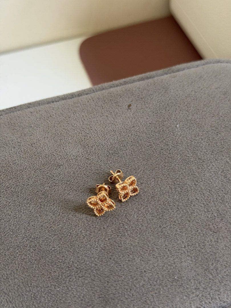 RG 18K Gold Roberto Coin stud earrings (Category: Earrings) located in Bulacan. Submitted by abbyutifulcloset (Listing ID 1467636755, Image 3). Description: 18k gold 2.05 grams.