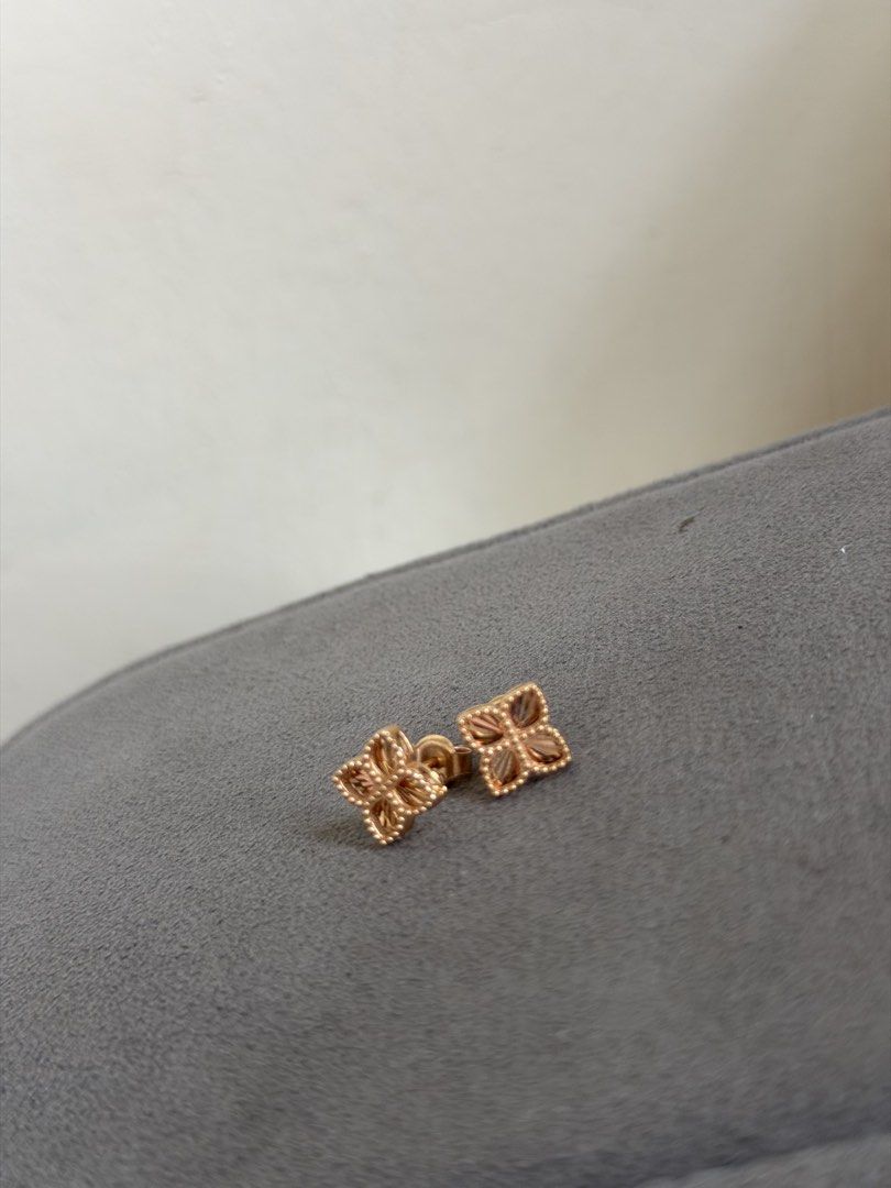 RG 18K Gold Roberto Coin stud earrings (Category: Earrings) located in Bulacan. Submitted by abbyutifulcloset (Listing ID 1467636755, Image 2). Description: 18k gold 2.05 grams.